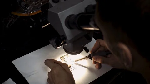 Male solder computer chip Vídeo Stock 95998198