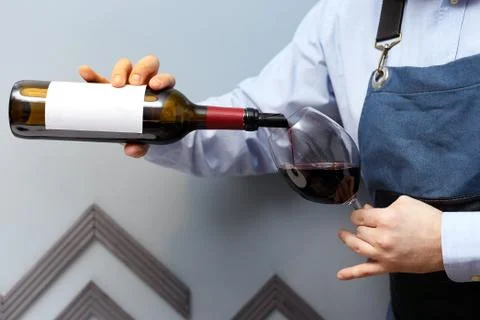 Male sommelier is checking and testing red wine Foto stock
