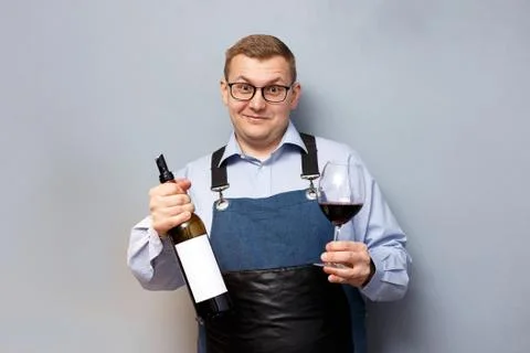Male sommelier is checking and testing red wine Foto stock