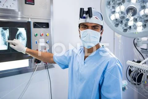 Male surgeon reading x-ray Stock Photos