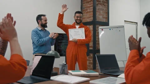 Male Teacher Awarding Coding Course Certificates to Young Jail Convicts Vidéo 314056135