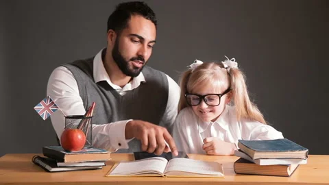 Male Teacher Explaining Material Видео 90035049
