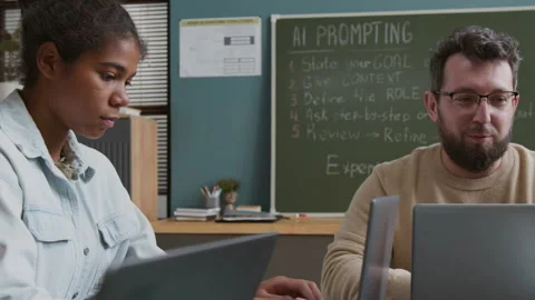 Male Teacher Explaining Rules of AI Prompting to Students at Practical Lesson Vídeos de archivo 318721611