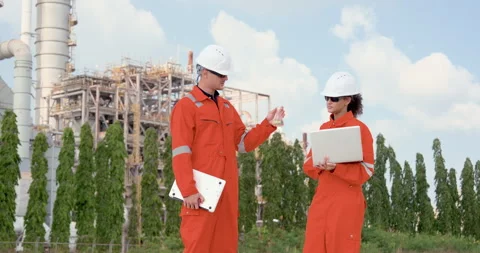 Male technician presents liquid sample while female engineer holds laptop at 库存影片 337392633
