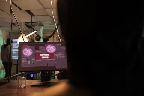 Male thief reading computer system hacking error message Stockfoto's