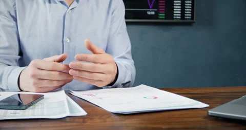 Male trader explains about analysis of present crypto charts Stockbeeldmateriaal 274139104
