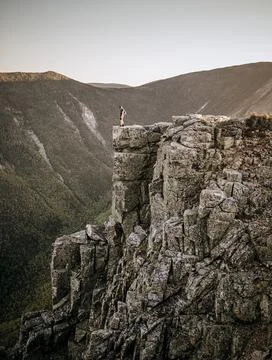 Male trail runner stands at edge of cliff on Bondcliff, New Hampshire Stock Photos