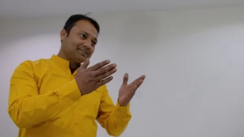 Male trying to make someone off camera understand with animated hand and arms ge Video stock 100027072