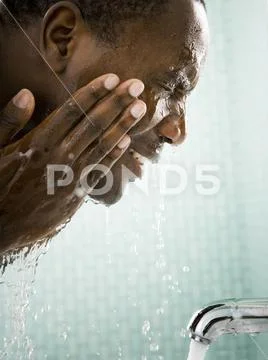 Male washing his face Stock-Fotos