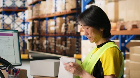 Male worker managing package labeling using shipment details adhesive tags Stock Footage 312835867