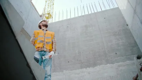 Male worker with toolbox and bubble level tool at the construction site Stock-Footage 241165248