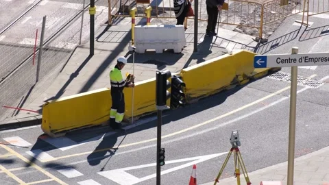 Male worker using a total station for road measurement Видео 172542976
