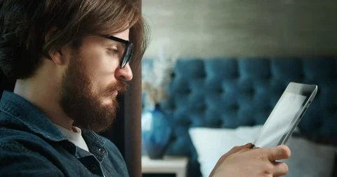 Male Working on Tablet 動画素材 112492602