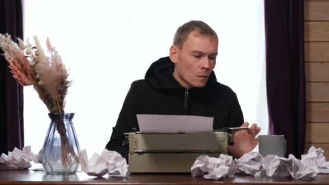 Male Writer Using Typing Machine at the Desk Vídeo Stock 148604866