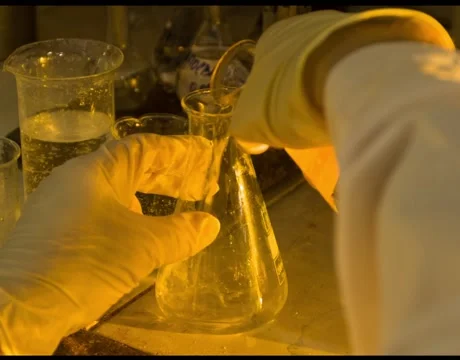 Malen'kaya  devochka  risuyet  krasami Video stock 45197247