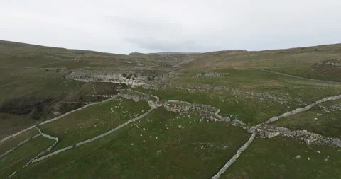 Malham cove cloudy morning 스톡 동영상 327492482