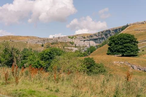 Malham Cove, a dramatic limestone cliff in Yorkshire Dales National Park, N.. Foto stock