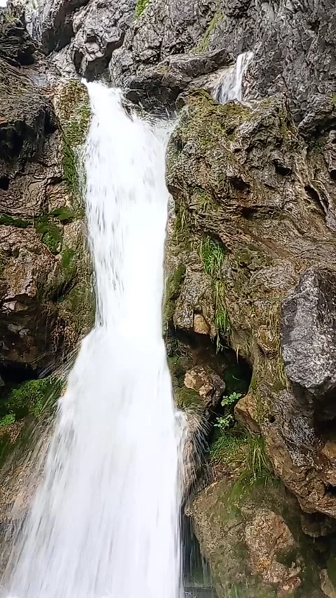 Malham Gordale Scar waterfall Vídeo Stock 248077759