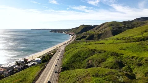 Malibu Green Cliffs and PCH Road Aerial Side Strafe Shot California Vidéo 334839030