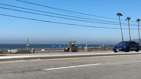 Malibu, Mar 29 2026: Emergency Crew Works Beside Beachfront Helicopter Vídeos de archivo 334065392