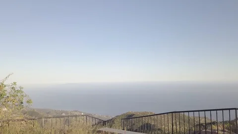 Malibu Push over gate to Coastline View 스톡 동영상 95563978