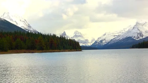 Maligne Lake Video stock 134587577