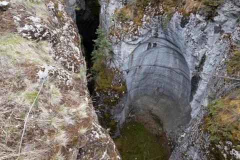 The Maligne river as it flows through the deep gorges of the Maligne Canyon in Foto stock