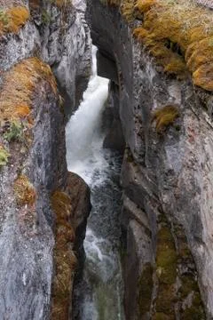 The Maligne river as it flows through the deep gorges of the Maligne Canyon in Foto stock