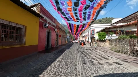 Malinalco, Mex - 2024 Nov 11: Street Scene Day of the day Street Banners 4k Stock-Footage 338303574
