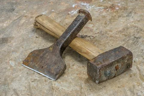 Mallet and chisel on a sandstone slab 库存照片