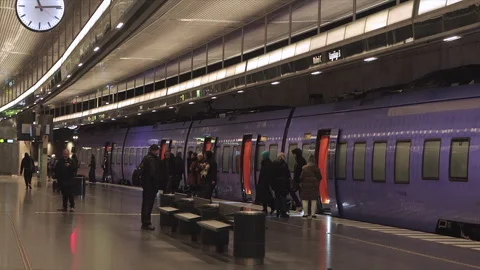 Malmö C Train Station Platform with Modern Train and Passengers, Sweden Видео 331181359
