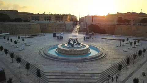 Malta - 4K flying above Triq Sarria towards Valletta city gate at sunrise Video stock 91786829