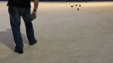 Malta, two local men playing national bocce game 库存影片 54140322