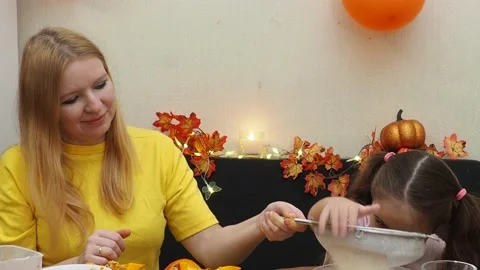 Mam And Daughter Are Making Dough pie For chirstmas or Thanksgiving Pie Vídeos de archivo 165505053