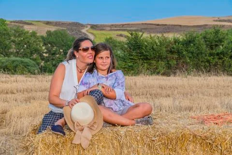 Mama con hija en el campo disfrutando al aire libre Stock Photos