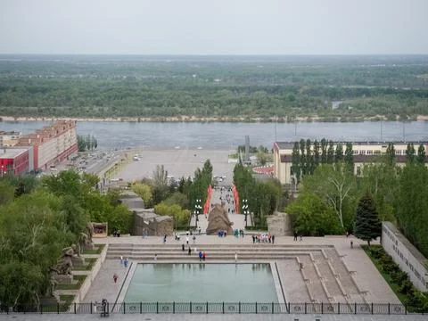 Mamayev Kurgan memorial complex overlooking Volga River in Volgograd 库存照片