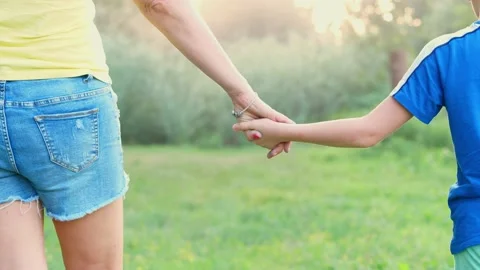 Mamma figlio mano Stock Footage 135919534