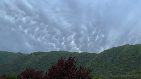 Mammatus Clouds and Mountain 動画素材 115332457