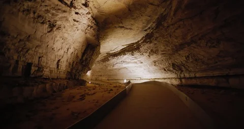 Mammoth Cave Tracking Shot inside Dimly Lit Large Corridor Vidéo 99481093