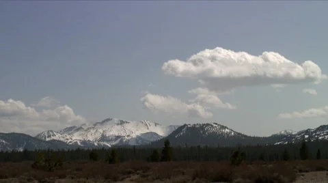 Mammoth kayaks on SUV Stock Footage 1020054