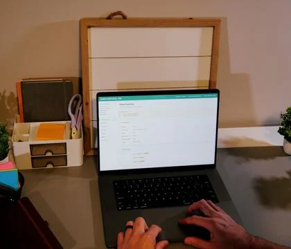 Man in 40s Checking His Electronic Medical Records Stockfoto's