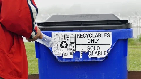 Man is adding a plastic bottle to the recycling bin Vídeo Stock 110940205