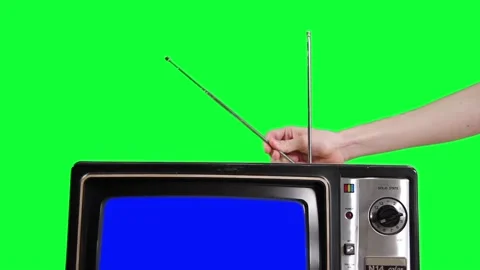 Man adjusting the Antenna of an Old TV with Blue Screen over Green Background. Vídeo Stock 138841219
