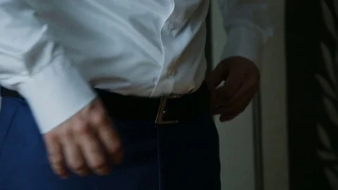 The man is adjusting his jacket 库存影片 81891944