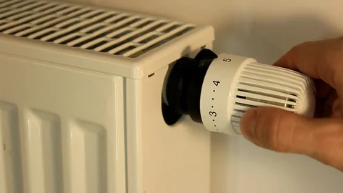 Man adjusts the temperature of the battery Vídeos de archivo 86414325