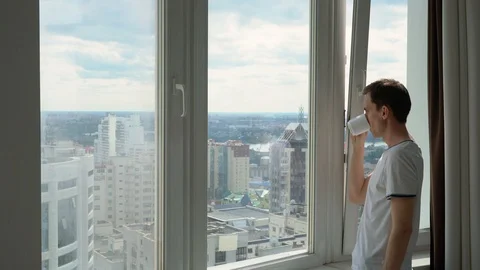 Man Admires the View 库存影片 109575079