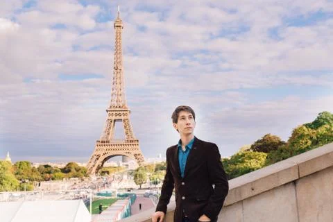 A man against the backdrop of the Eiffel tower in Paris, France. Fotos Stock