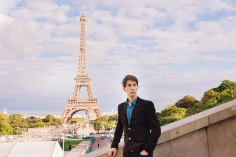 A man against the backdrop of the Eiffel tower in Paris, France. Fotos Stock