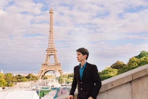 A man against the backdrop of the Eiffel tower in Paris, France. Fotos Stock