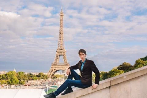 A man against the backdrop of the Eiffel tower in Paris, France. Fotos Stock